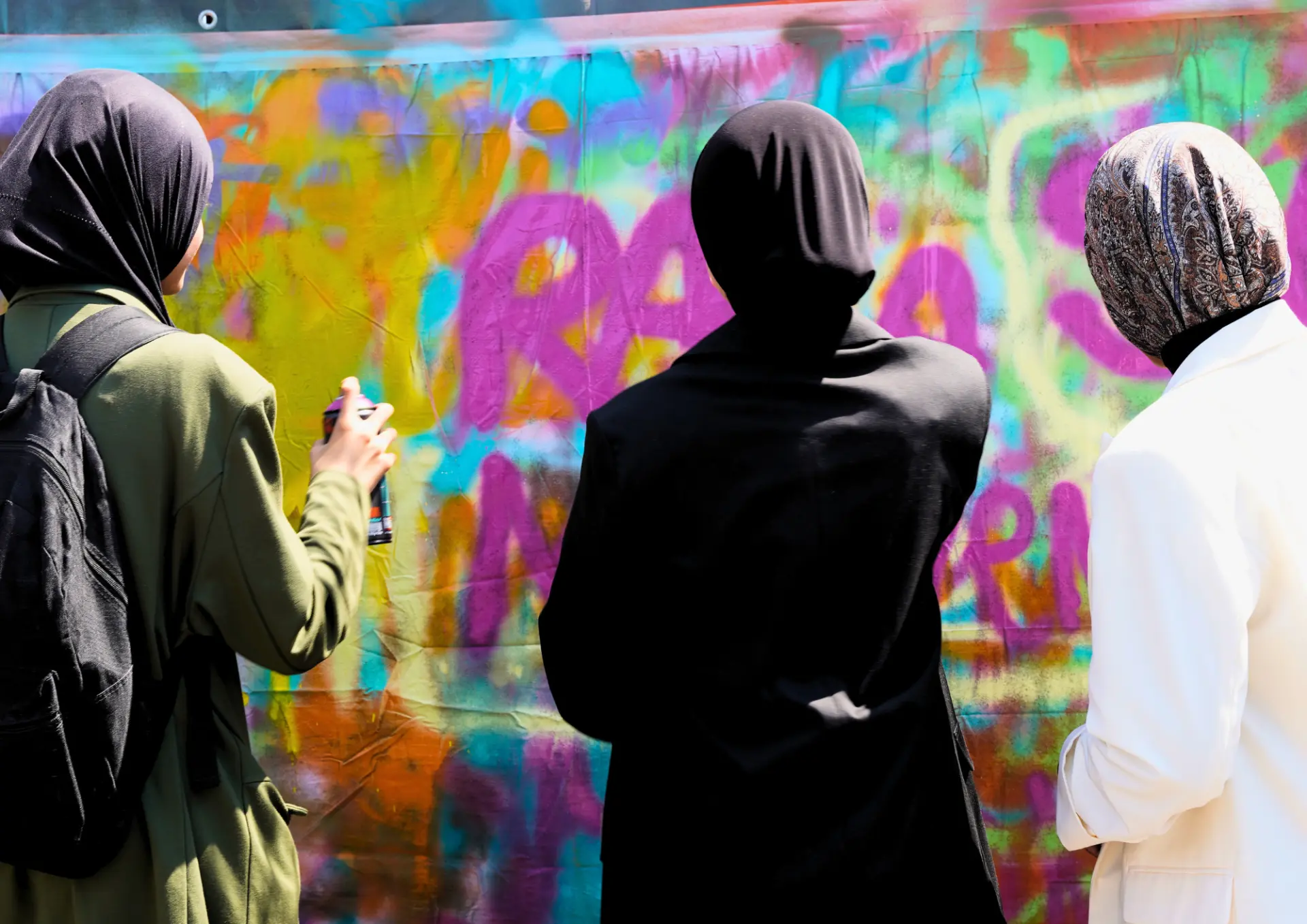 Leerlingen maken graffiti tijdens Skills VMBO