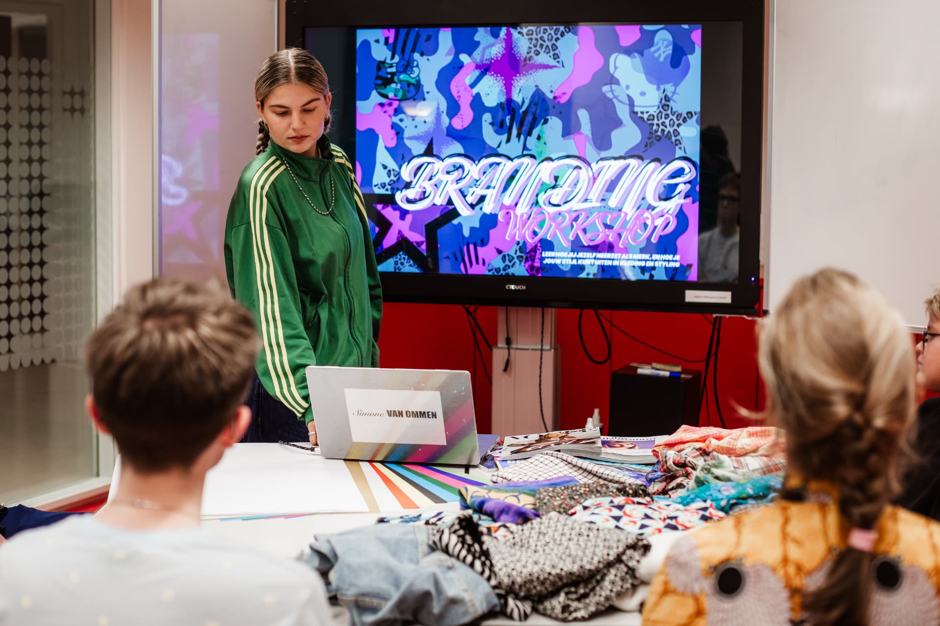 Cultuurprofessional aan het werk in de klas